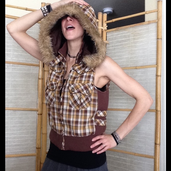 Plaid vest with detachable hood