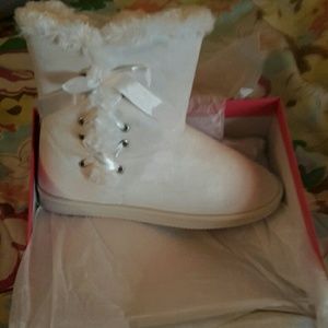 White Fur Boots With Bow On The Side