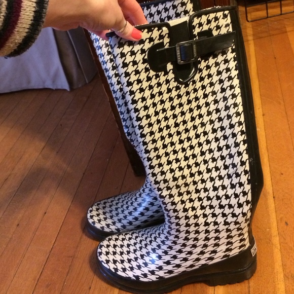 Sperry rubber boots in houndstooth design