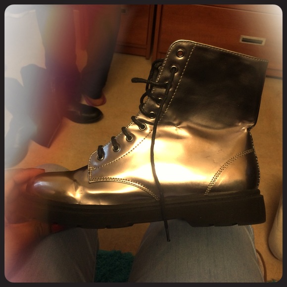 ✨ CUTE Metallic Boots ✨🙌🏾