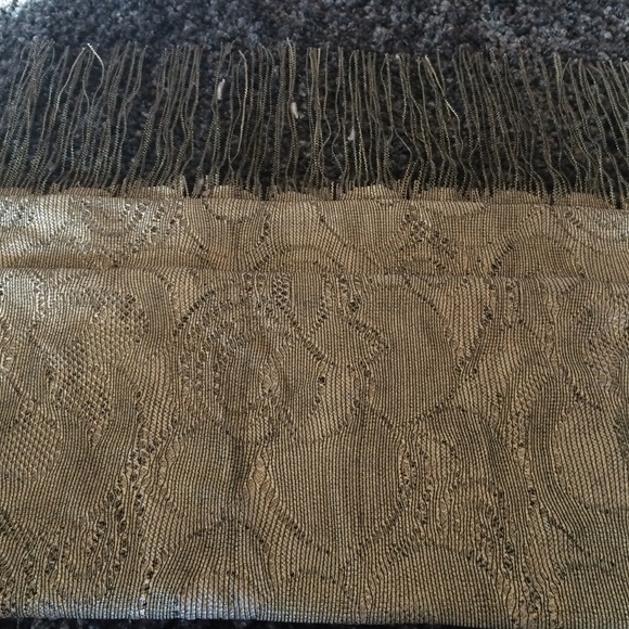 Cejon silver metallic scarf.