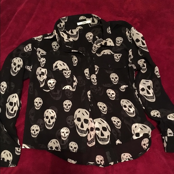 Skull blouse!💀❤️ - Picture 2 of 2
