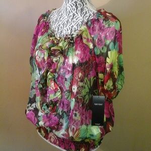 Beautiful blouse. Can be worn off the shoulder