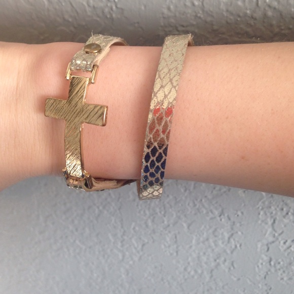 Gold cross bracelet - Picture 1 of 2