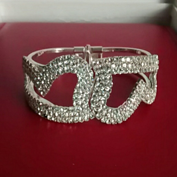 Dual hearts wrist cuff