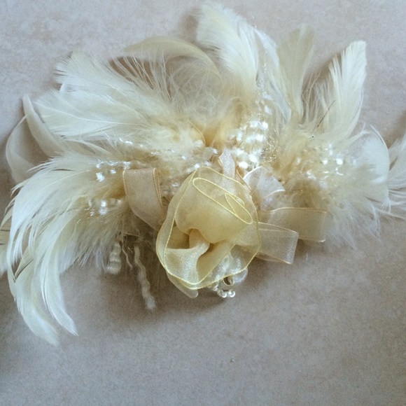 Cream feather pin from Arden B - Picture 2 of 2