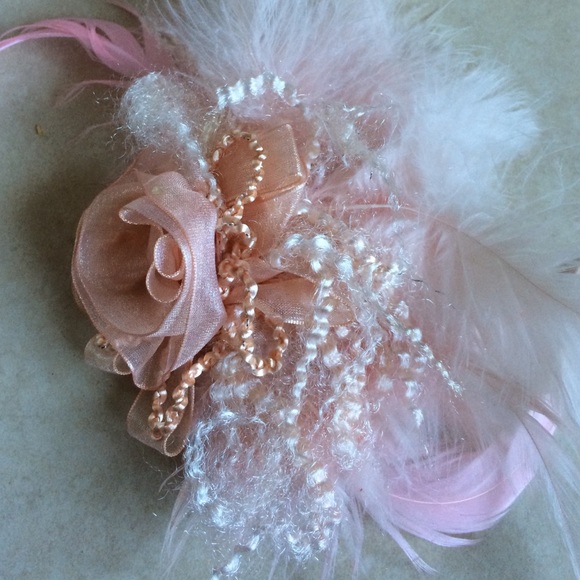 Pink feather pin - Picture 2 of 2