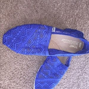 , tom's, blue crocheted flats fun beach shoes