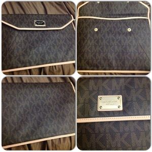 Authentic "Michael Kors" logo large clutch!