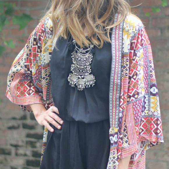 Boutique  Tops - 🆕Gorgeous kimono w/fridge. Last one!