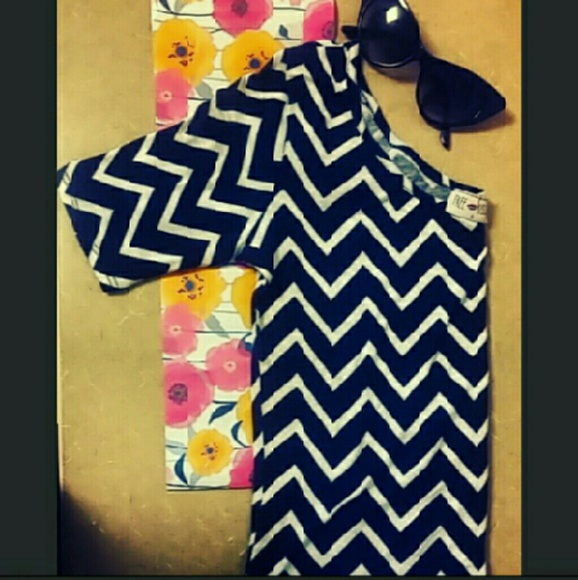 Sold in bundle - Quarter sleeve chevron top - Picture 3 of 3