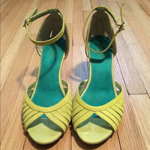 Seyschelles turning point heel in yellow suede