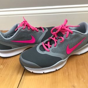 NWOT Nike Women's Comfort Training Shoes Grey Pink