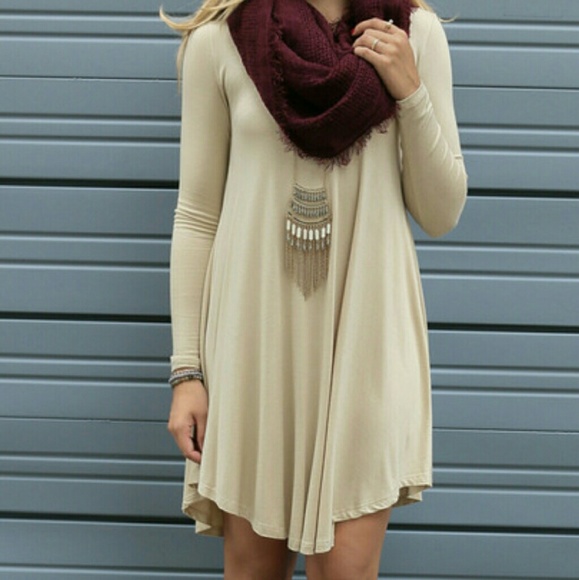 Dresses & Skirts - 🆕Beige scoop neck pleated dress.