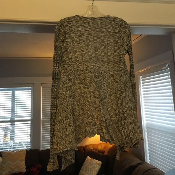 Black and white sweater - Picture 2 of 4