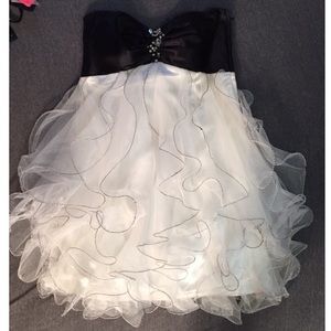 Cute short Black and white dress