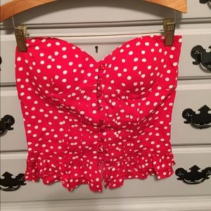 Pinup looking trapless top