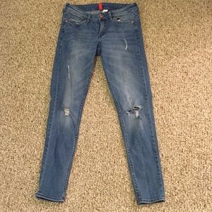 Knee rip skinny jeans