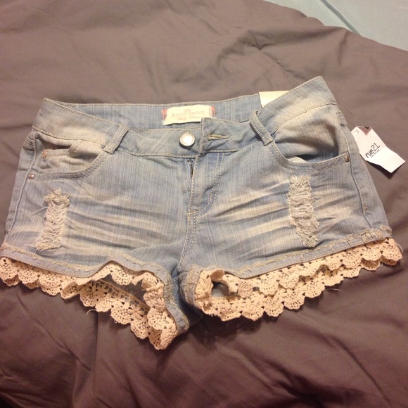 Short shorts light washed with lace on bottom