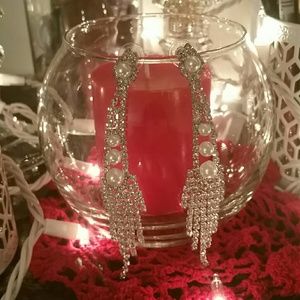 Beautiful wedding pearl and dimonds earings.