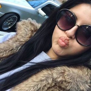 Meet your Posher, Claudia