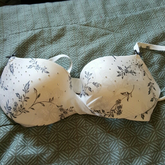 Victoria's Secret Unforgettable Bra - Picture 1 of 3