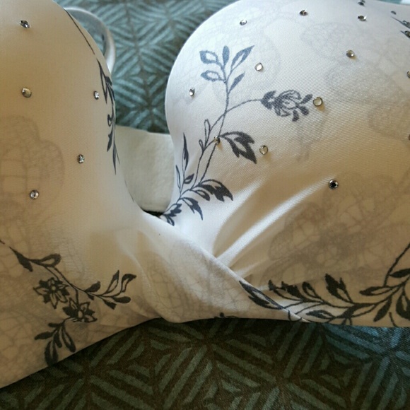 Victoria's Secret Unforgettable Bra - Picture 2 of 3