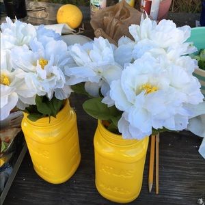Sunshine yellow mason jar vases!! 💛💛💛💛😊😊