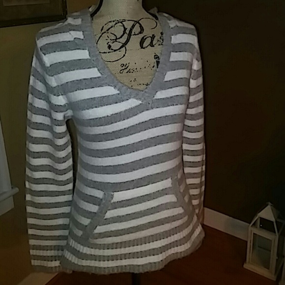 **SOLD** Hooded Sweater w/front pocket