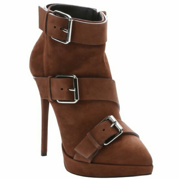 Giuseppe Zanotti

cigar brown suede buckle booties