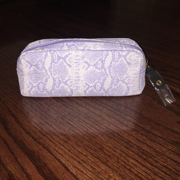 Estee Lauder Handbags - (NWOT) Estēe Lauder: Cosmetic Bag