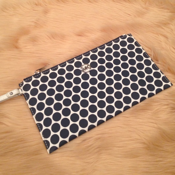 ❗️BUNDLED❗️Michael Kors Kiki Large Zip Clutch - Picture 2 of 4