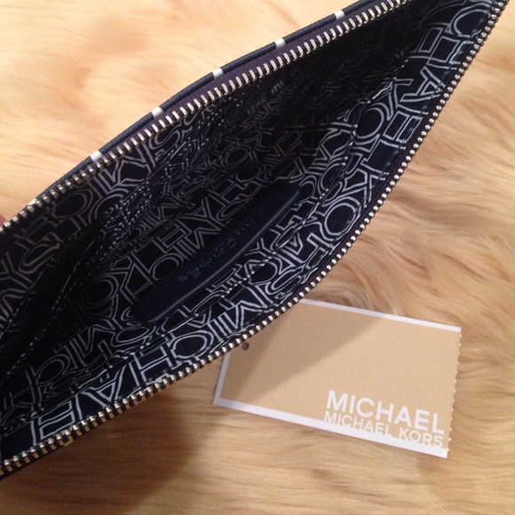 ❗️BUNDLED❗️Michael Kors Kiki Large Zip Clutch - Picture 3 of 4
