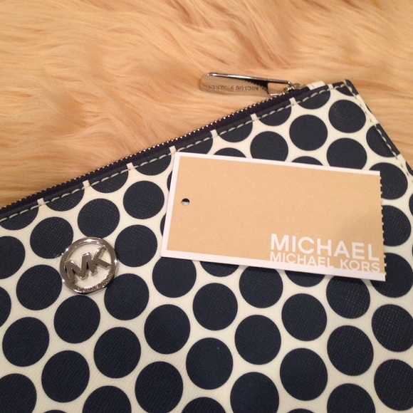 ❗️BUNDLED❗️Michael Kors Kiki Large Zip Clutch - Picture 4 of 4