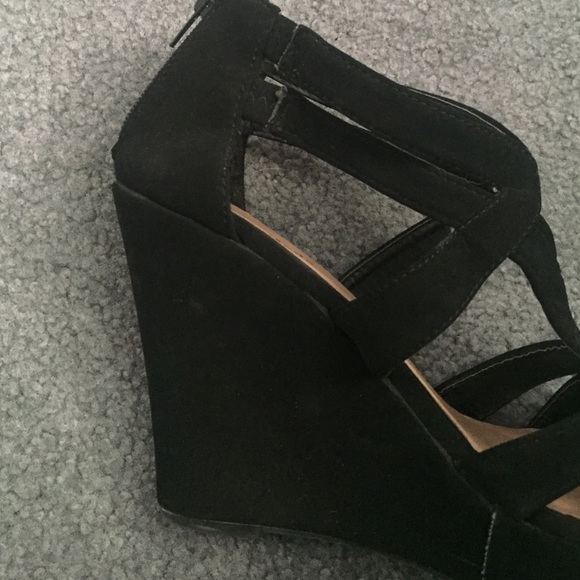 BLACK HIGH HEELS - Picture 3 of 3