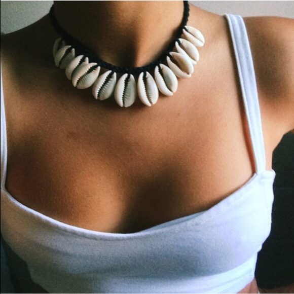 Jewelry - 🐚 B U N D L E D 🐚Boho Shell choker/necklace