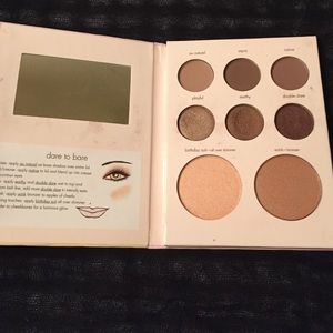 Stila eyeshadow, bronzer and highlighter palette