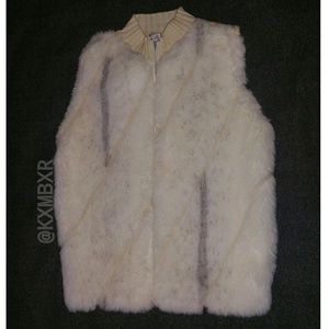🎀 XOXO faux fur zip up vest. 🎀