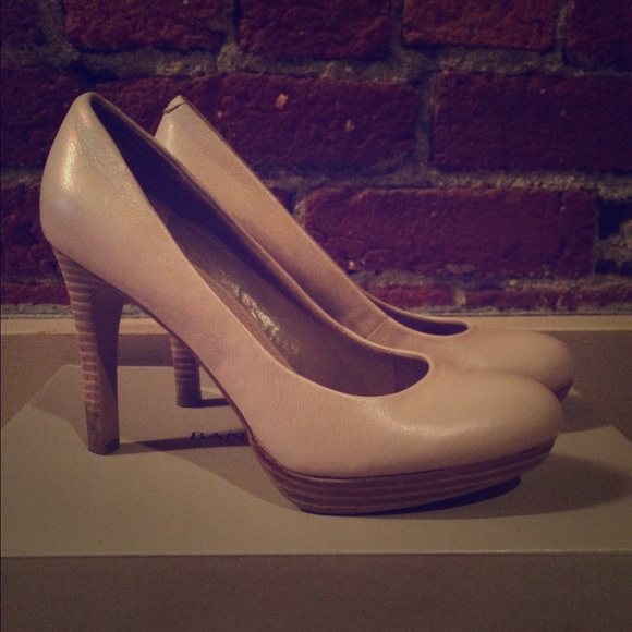 Banana Republic nude 'Kate' heels 7.5