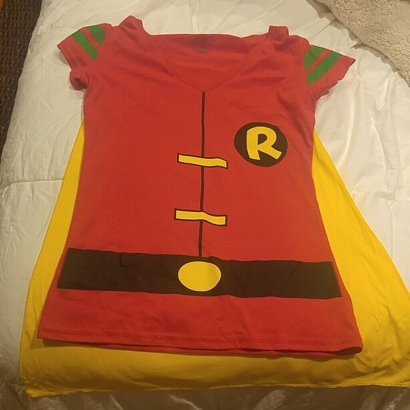Robin t-shirt with yellow cape