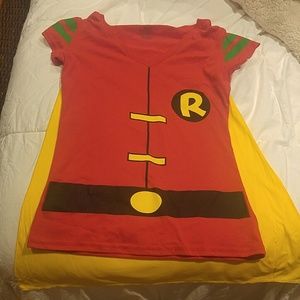 Robin t-shirt with yellow cape