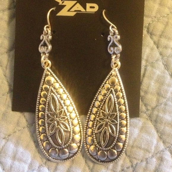 Nwot silver earrings - Picture 1 of 2