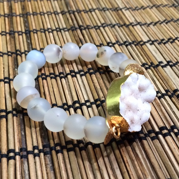 Natural Druzy with white frosted bead bracelet - Picture 2 of 2