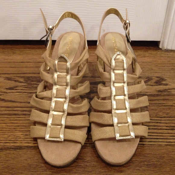 LAST CHANCE WILL BE DONATING/Gold heels