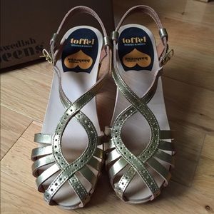 Gypsie Dancing Shoe Swedish Hasbeens gold clog