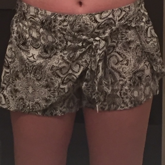 WHITE AND BLACK FLOWY SHORTS
