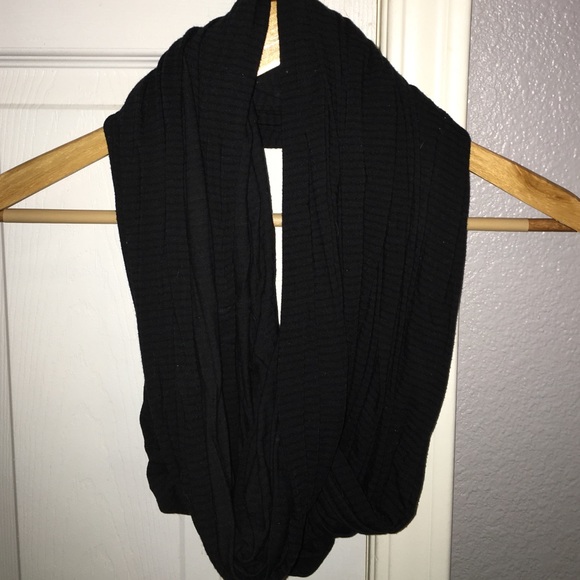 BLACK BRANDY MELVILLE INFINITY SCARF