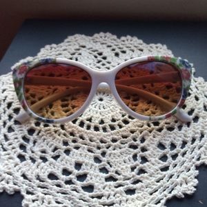 VINTAGE WHITE CAT EYE SUNGLASSES W/ FLORAL PATTERN