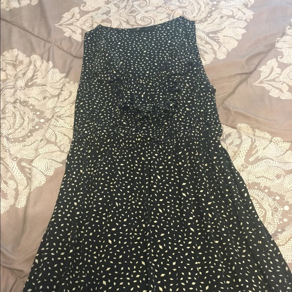 Sleeveless ruffled black dress