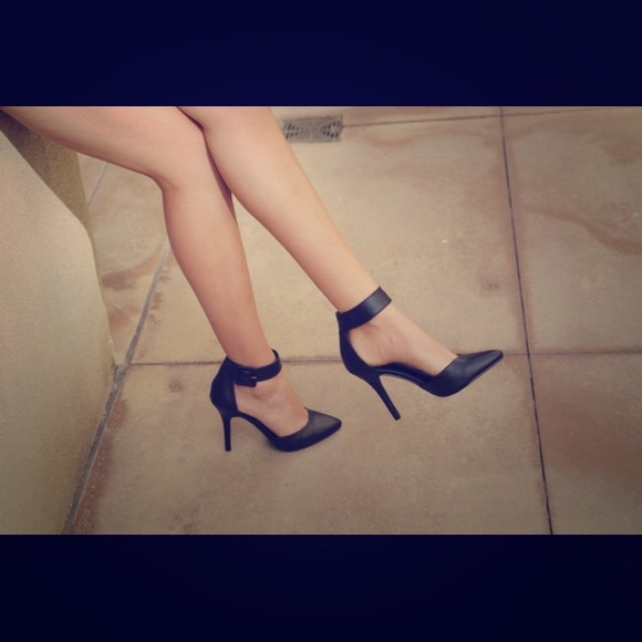 Derek Heart black pointed toe heels! So fierce!